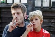 小孩抽烟短视频教程（小孩抽烟的照片）