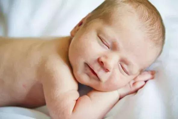 新生儿睡觉的抖音文案（抖音里哄初生婴儿睡觉的音乐）